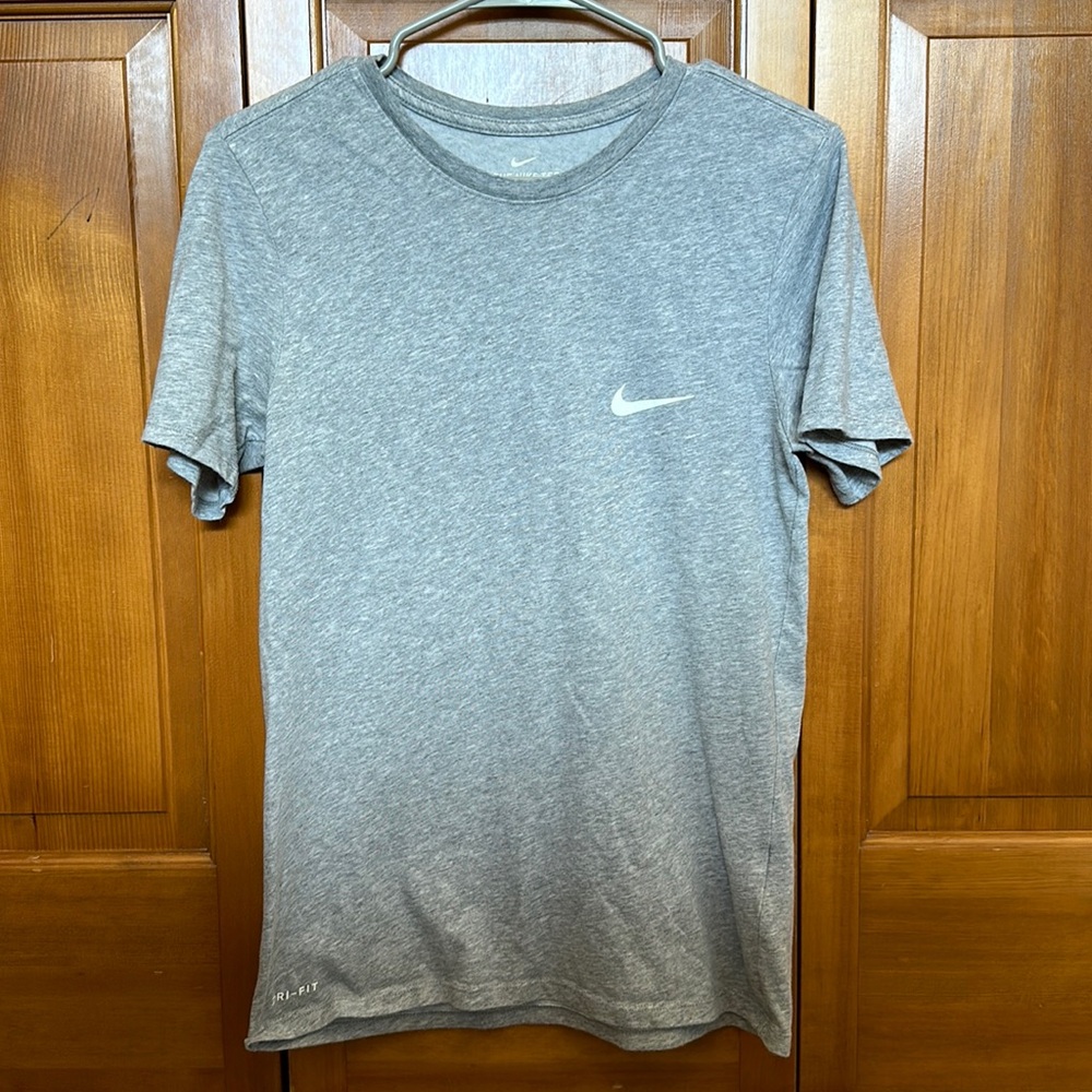 logo grey nike tee